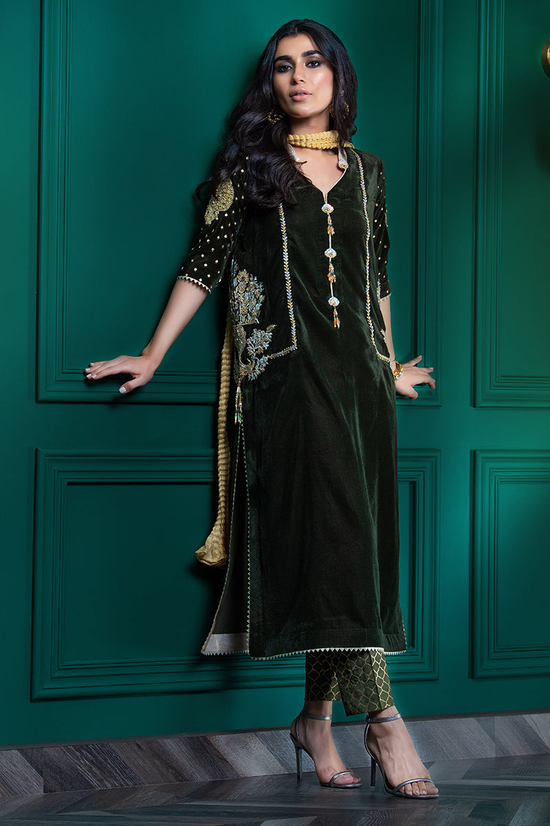 Wardha Saleem | Velvets Winter Fall 24 |  Guldaan - by - Libasekhas UK - Registered Vendor of : Wardha Saleem - 100% Original Designer Dresss