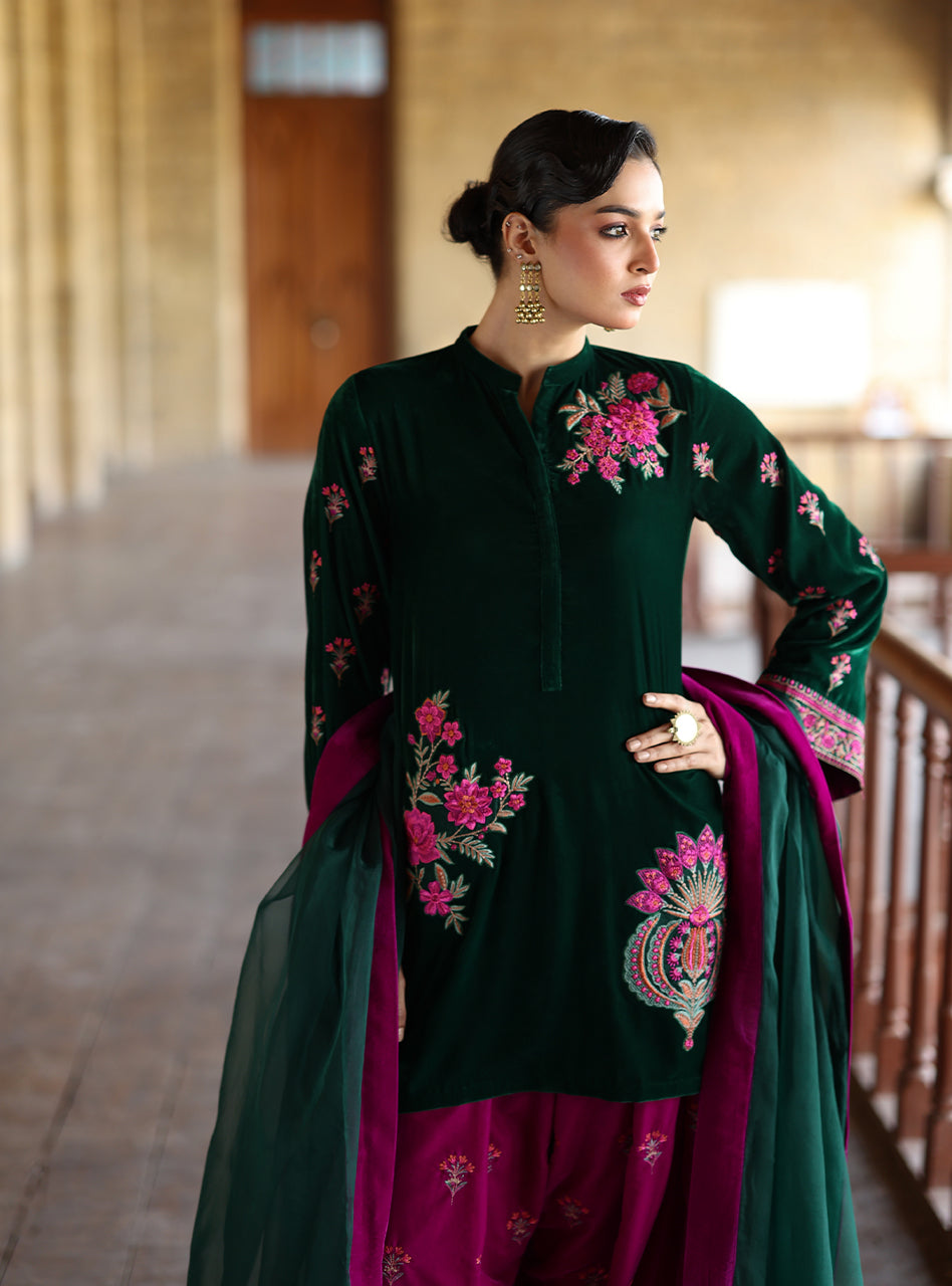 Zainab Chottani | Velura Velvet Edit 25 | Niya Farshi - by Libasekhas UK - Registered Vendor of : Zainab Chottani - 100% Original Designer Dress