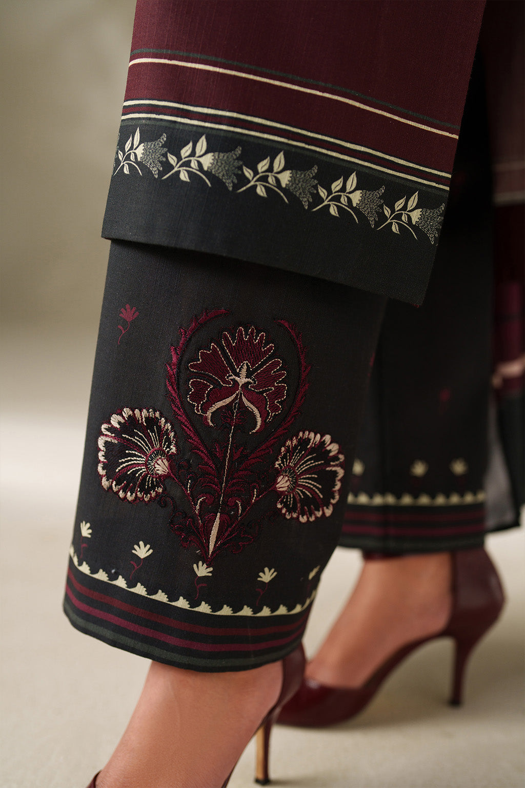 Iznik | Winter Chapter 25 | UE-570 Printed Khaddar - by Libasekhas UK - Registered Vendor of : Iznik - 100% Original Designer Dress