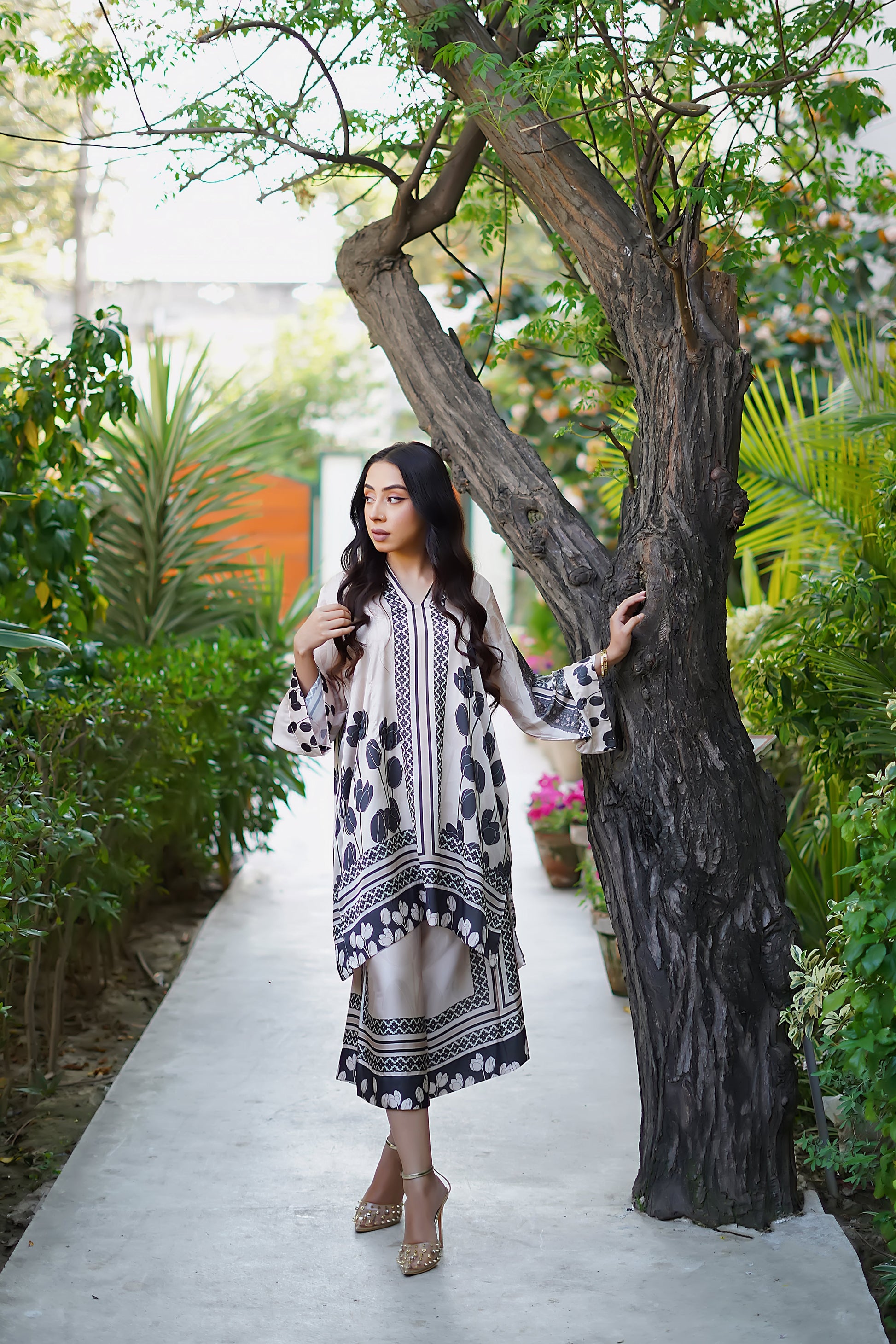 Erum Khan | Nue 25 | Royal Mirage - by - Libasekhas UK - Registered Vendor of : Erum Khan - 100% Original Designer Dresss