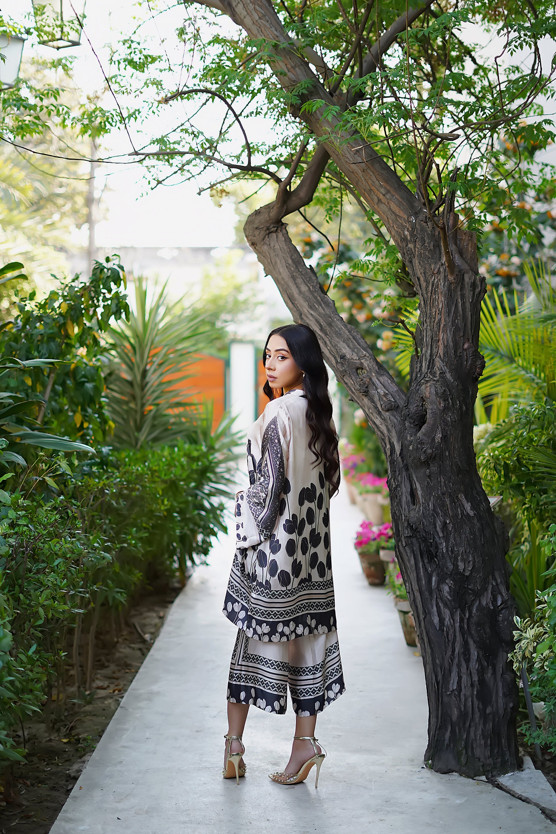 Erum Khan | Nue 25 | Royal Mirage - by - Libasekhas UK - Registered Vendor of : Erum Khan - 100% Original Designer Dresss