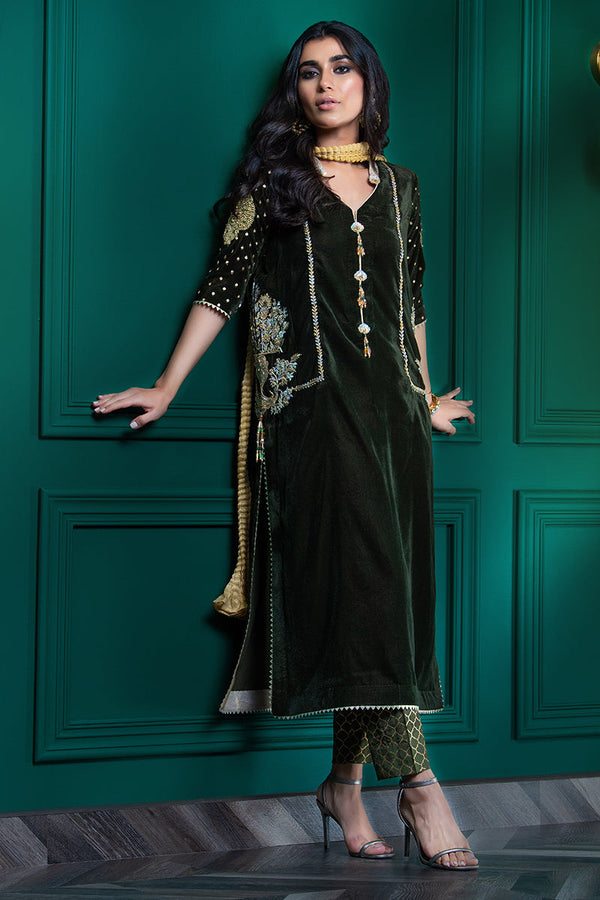 Wardha Saleem | Velvets Winter Fall 24 |  Guldaan - by - Libasekhas UK - Registered Vendor of : Wardha Saleem - 100% Original Designer Dresss
