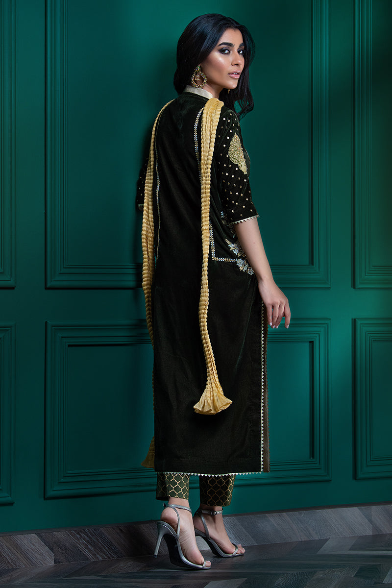 Wardha Saleem | Velvets Winter Fall 24 |  Guldaan - by - Libasekhas UK - Registered Vendor of : Wardha Saleem - 100% Original Designer Dresss
